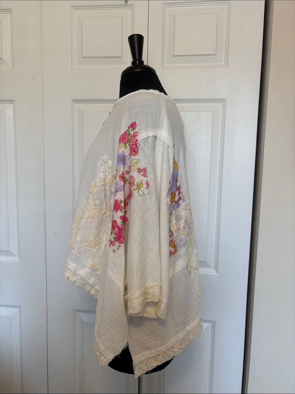 POL White Floral-Print Lace-Trim Top - Picture 2 of 7
